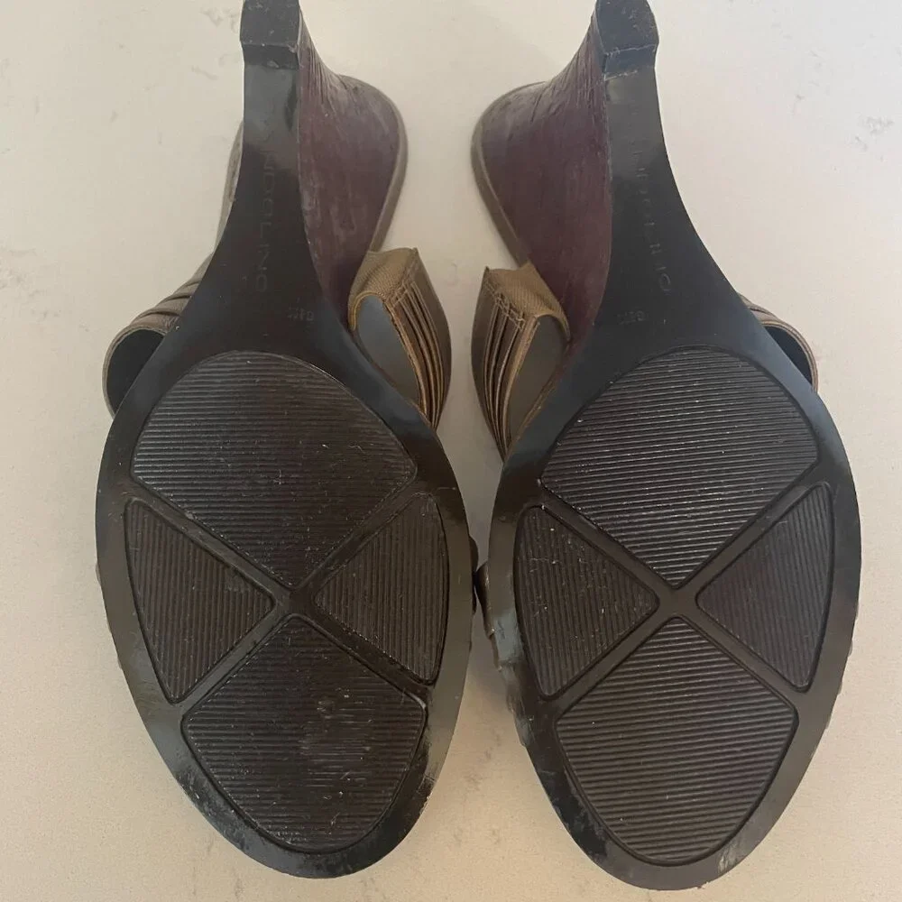 Bandolino Criss-Cross, Open Toe Wedge Sandal, in Brown Leather,‎ No Back, 6.5